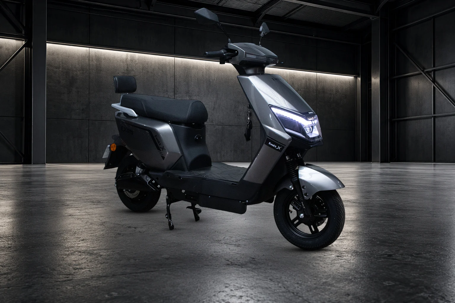 Evolt X EXGTS na cor Cinza Escuro no showroom