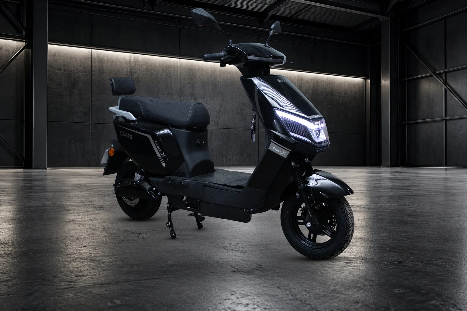 Evolt X EXGTS na cor Preta Obsidian no showroom